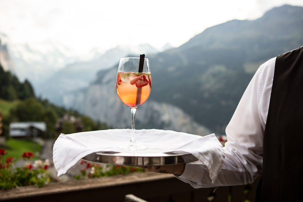 Boire avec vue sur la montagne