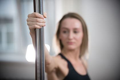 Fille tenant un poteau de danse