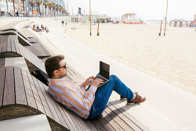 Korzystanie z laptopa na plaży