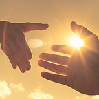 Mains tendues à la lumière du soleil