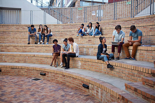 Studenten, die draußen studieren