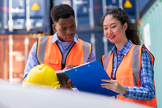 Trabalhadores revisando documentos
