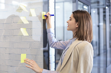 Écrire sur des post-it jaunes