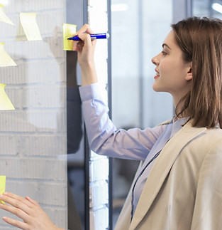 Schreiben auf gelben Post-it-Zetteln