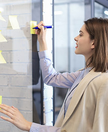 Escribir en notas adhesivas amarillas