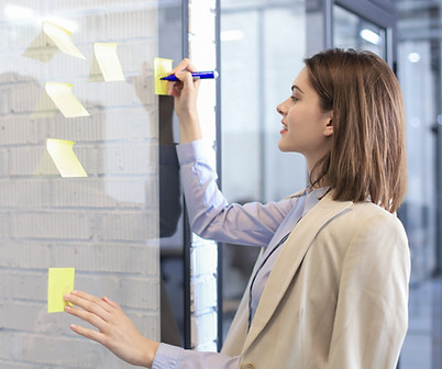 Écrire sur des post-it jaunes
