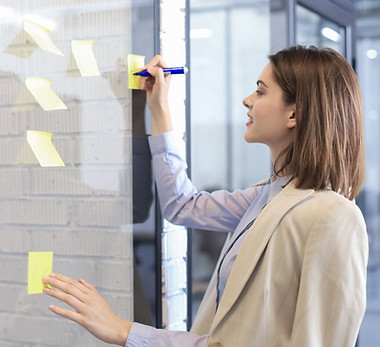 Escribir en notas adhesivas amarillas