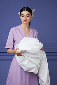 Mujer sosteniendo una sábana