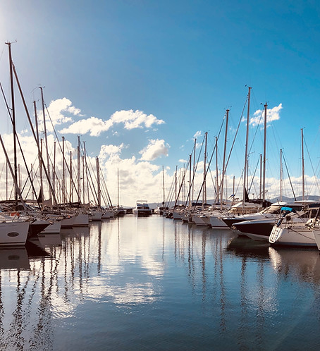 Marina avec yachts