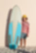 Garçon avec planche de surf
