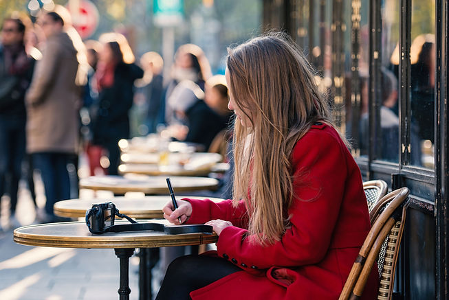 Assis dans un café
