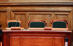 Sedie in tribunale