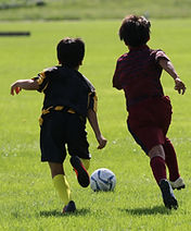 サッカーをして子供たち