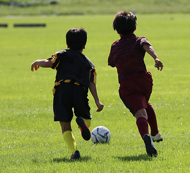 サッカーをする少年