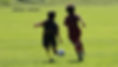サッカーをする少年