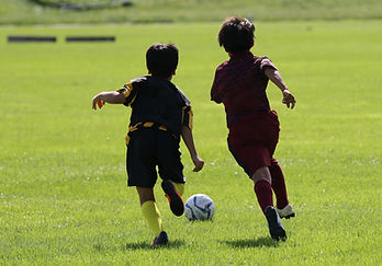 Kinderen die Voetbal spelen