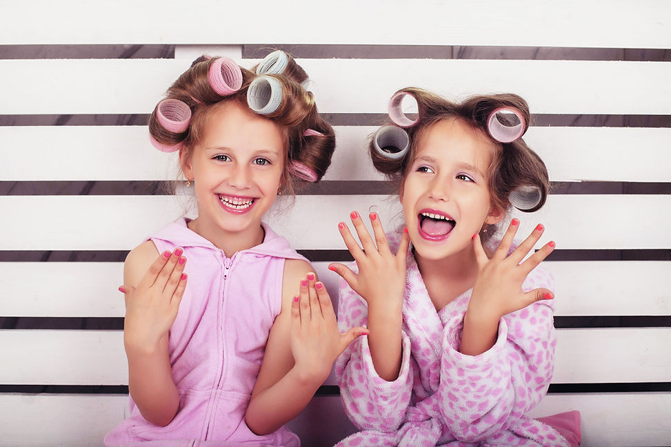 Filles avec des bigoudis
