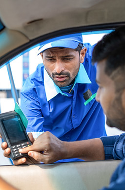 Cliente pagando en una gasolinera