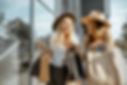 Deux jeunes femmes faisant du shopping