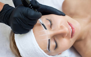 Obtenez des sourcils parfaitement définis avec les techniques professionnelle de chez Dinastétique, comme le microblading.