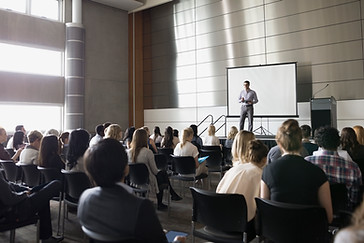 Profesor de conferencias en el escenario