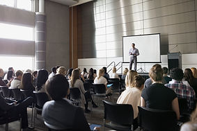 Profesor de conferencias en el escenario