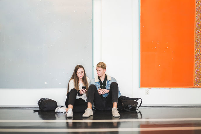 Schüler sitzen in der Pause zusammen