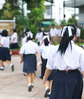 นักเรียนชายหญิงกำลังเดินเข้าโรงเรียน