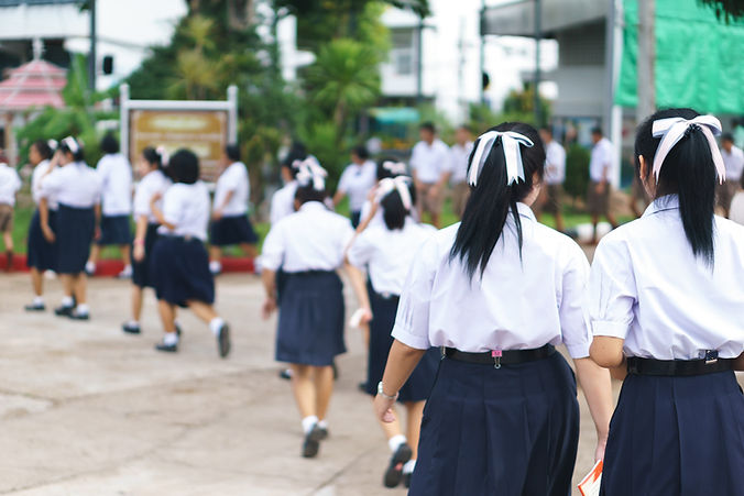 alumnos y alumnas entrando en la escuela