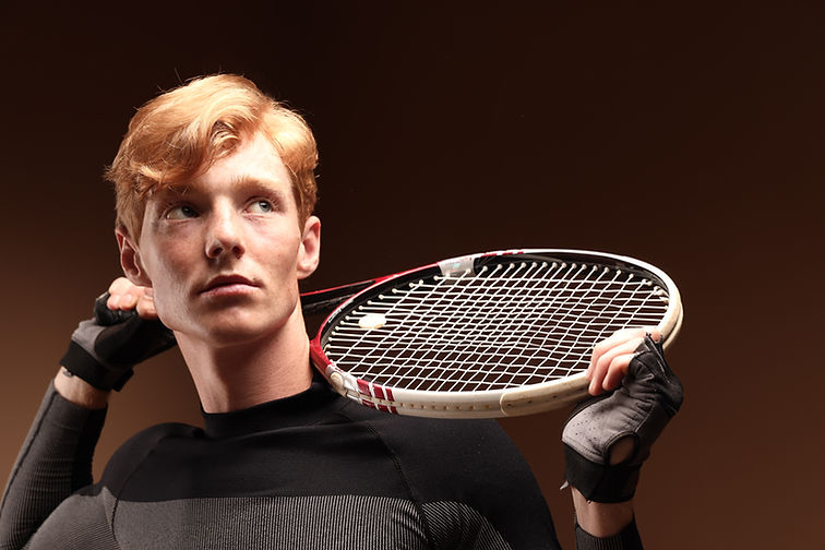 Mann mit Tennisschläger