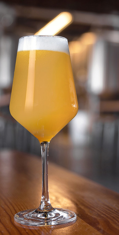 Bebida amarilla en vaso