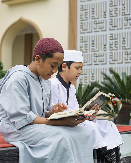 Students Memorize the Quran