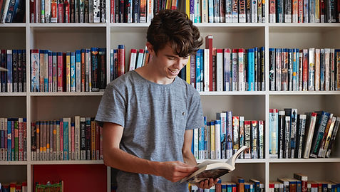 Menino, em, biblioteca