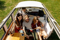 Amigos em Camper Van