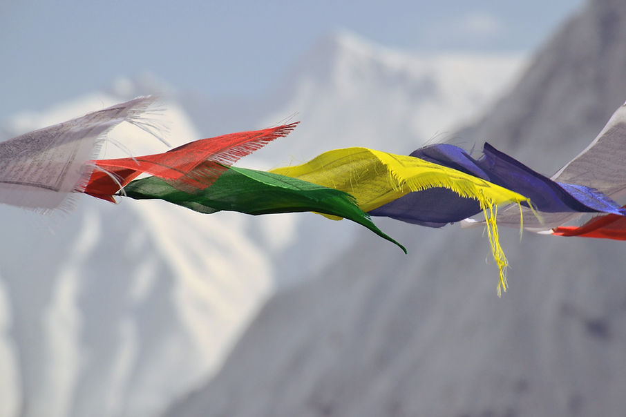 Banderas de oración coloridas