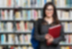 Étudiant debout dans la bibliothèque