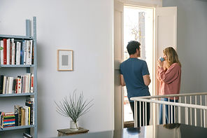 Pareja quedarse en casa