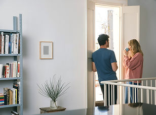 Paar bleibt zuhause