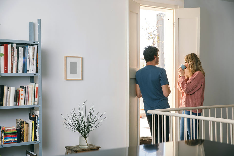 Pareja quedarse en casa