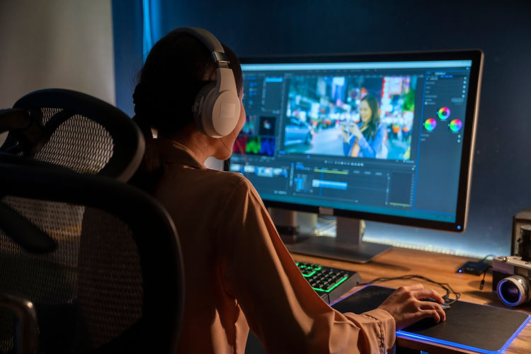 A female graphic editor
