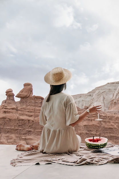 Frau entspannt sich an Schluchten