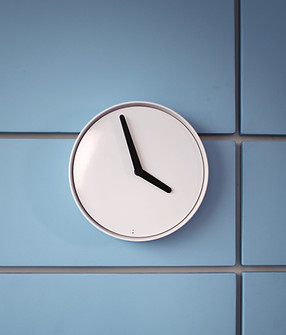 Reloj de pared con pantalla