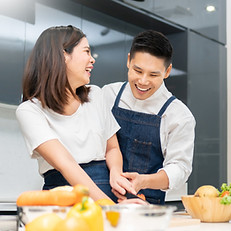 Couple entrepreneur discutant dans une cuisine, illustrant la planification financière et les stratégies d'investissement pour soutenir l'avenir d'une entreprise.