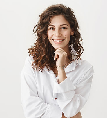 Femme en blouse blanche