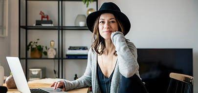 Personne en formation facebook & instagram à la maison