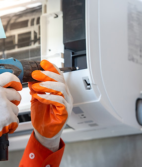 Hände reparieren Klimaanlage