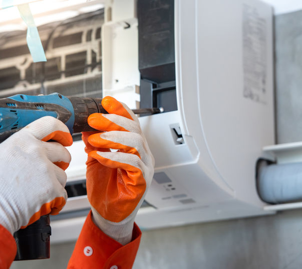 Manos reparando aire acondicionado