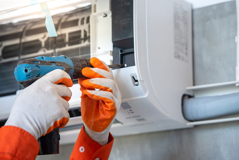 Handen die airconditioner repareren