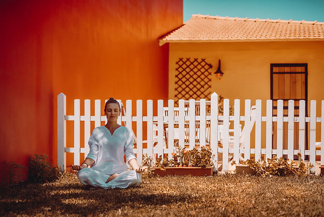 Vrouw die in openlucht mediteert