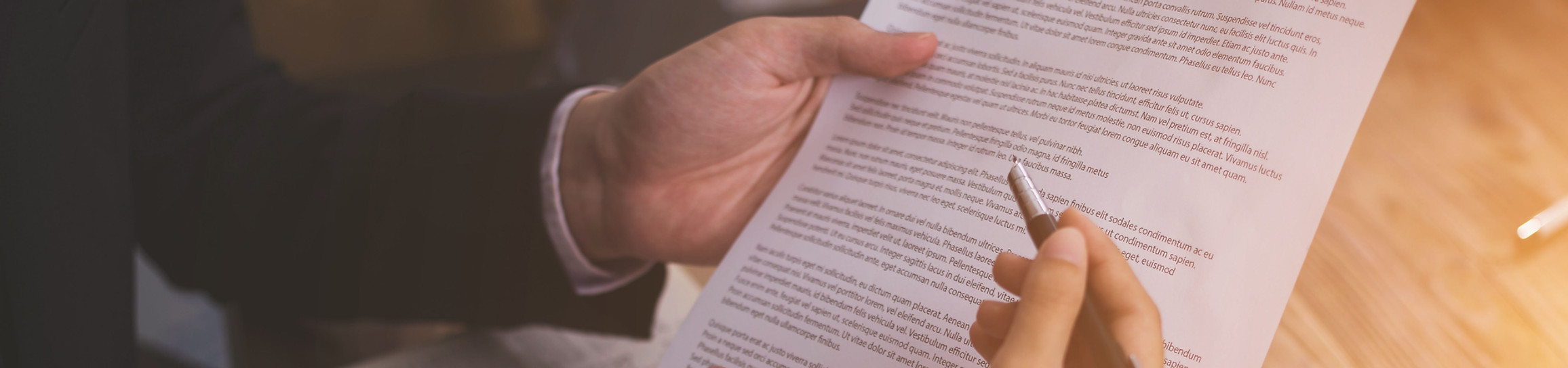 Juízes_ mãos apontando para o documento